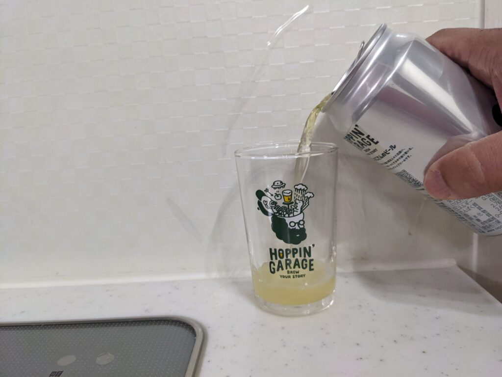 グラスに「ホッピンおじさんのビール」を注いだところ