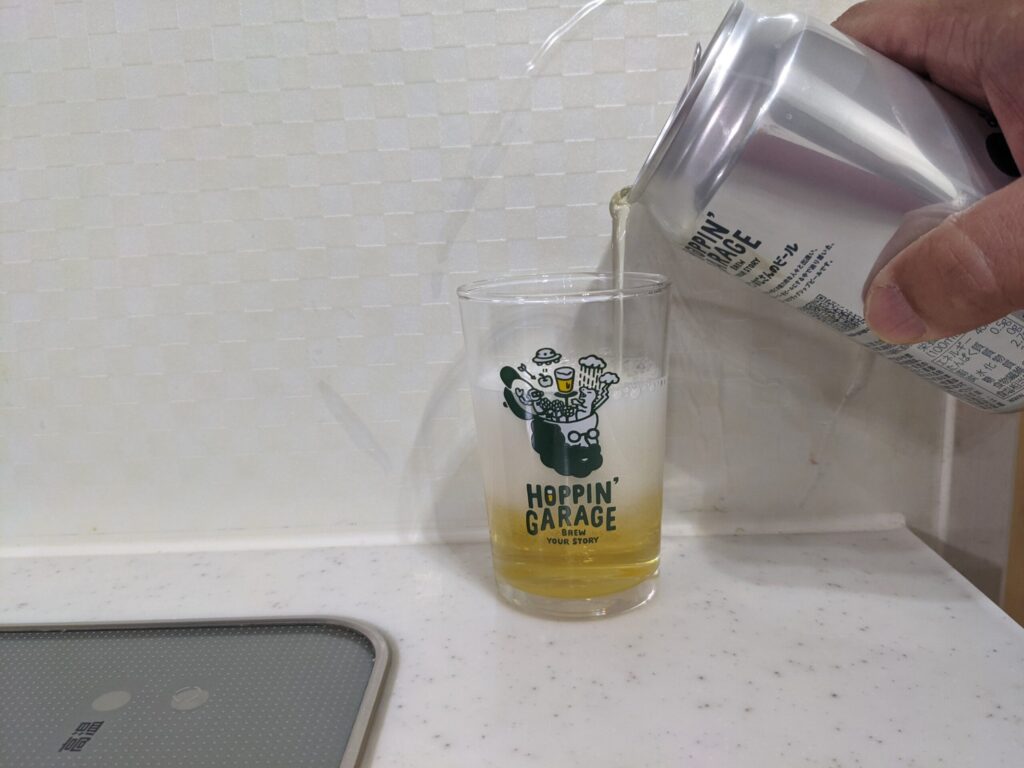 グラスに6割程「ホッピンおじさんのビール」を注いだところ