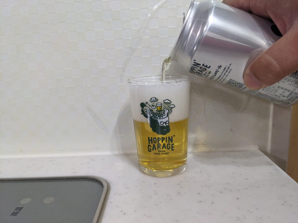 グラスに9割程「ホッピンおじさんのビール」を注いだところ