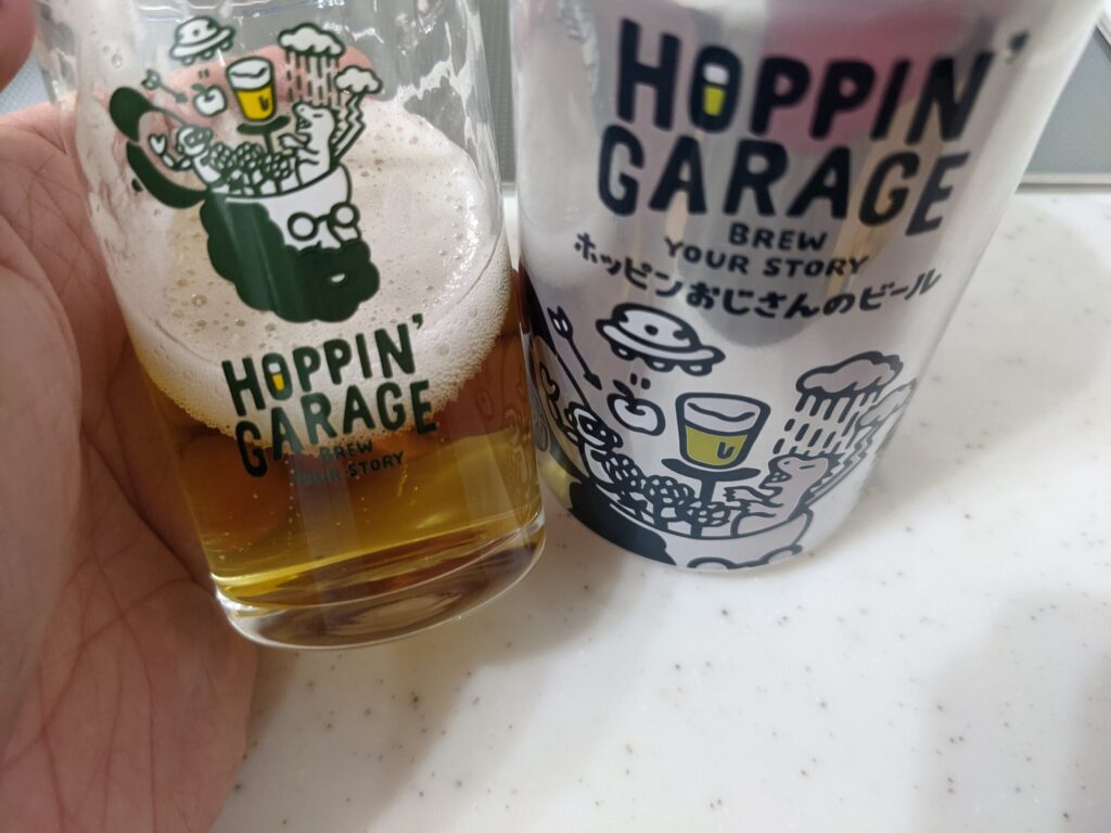 残り半分程のグラスに入った「ホッピンおじさんのビール」