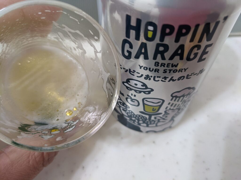 残り3割程のグラスに入った「ホッピンおじさんのビール」
