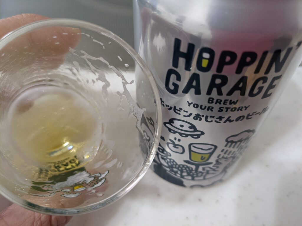 残り1割程のグラスに入った「ホッピンおじさんのビール」