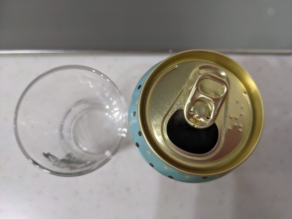 「大人のチョコミントビール」のフタを開けたところ
