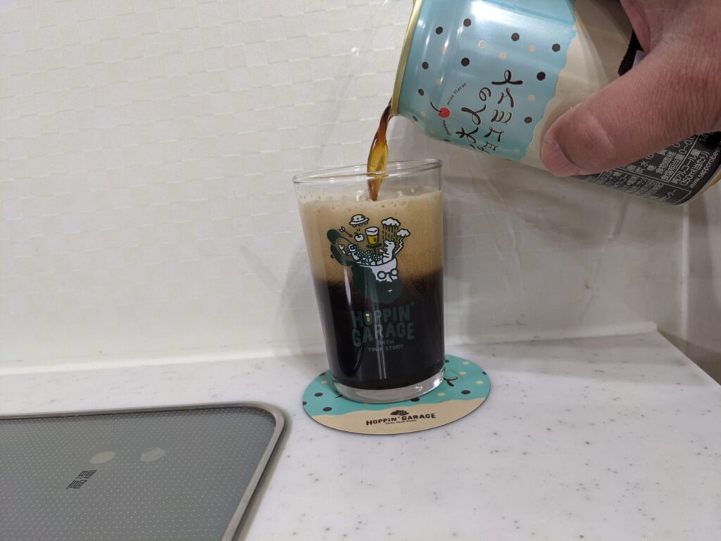 グラスに7割程「大人のチョコミントビール」を注いだところ