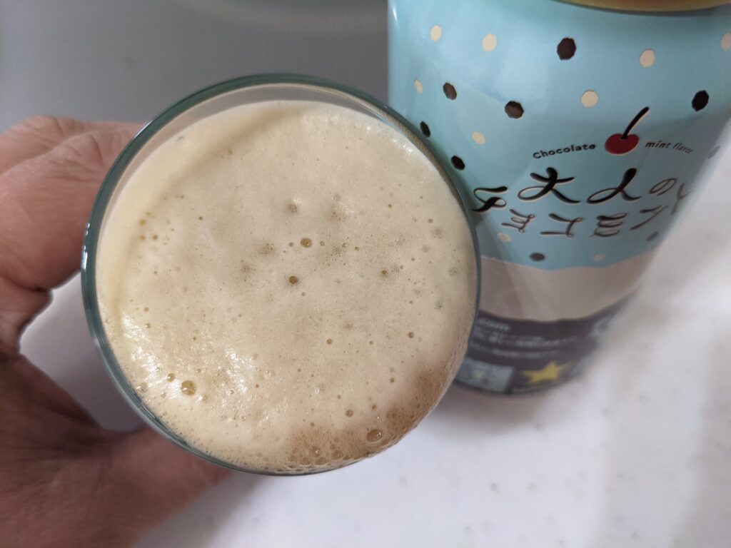 「大人のチョコミントビール」を飲むところ