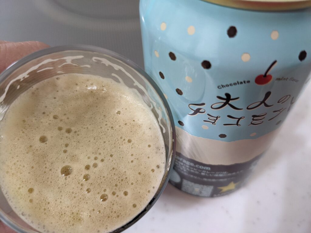 「大人のチョコミントビール」を一口飲んだところ