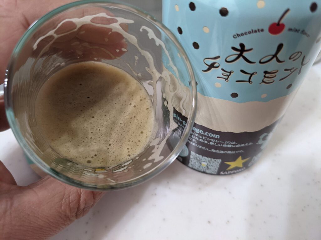 残り3割程のグラスに入った「大人のチョコミントビール」