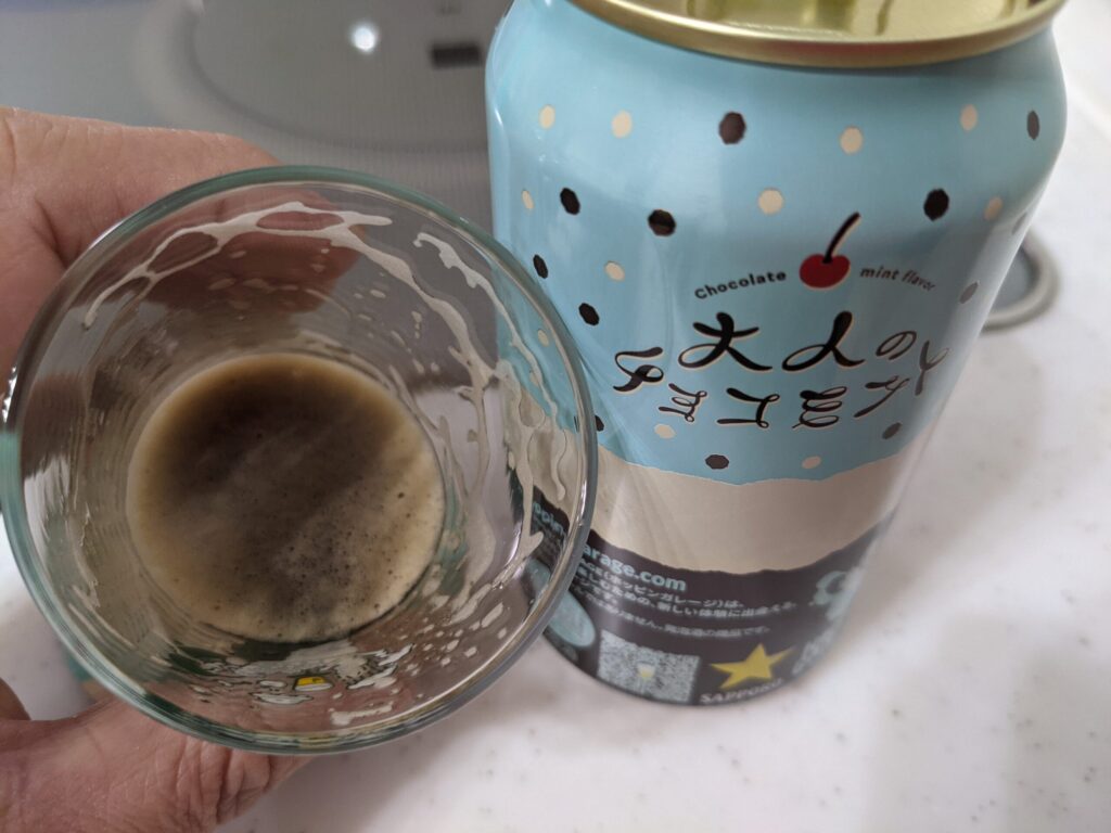残り2割程のグラスに入った「大人のチョコミントビール」