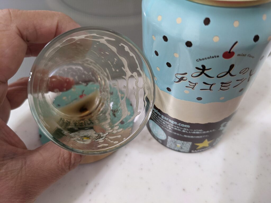残りわずかのグラスに入った「大人のチョコミントビール」