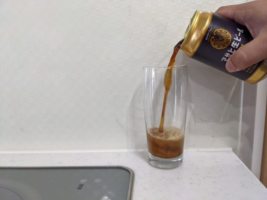 グラスに缶の「アサヒ生ビール黒生」を注いだところ