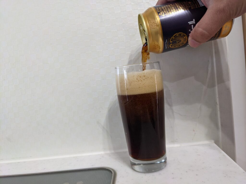 グラスに「アサヒ生ビール黒生」を9割程注いだところ