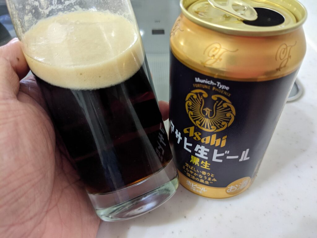 残り半分程のグラスに入った「アサヒ生ビール黒生」