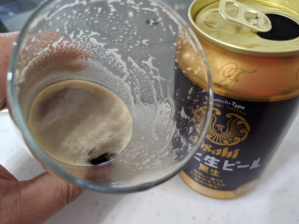 残り2割程のグラスに入った「アサヒ生ビール黒生」