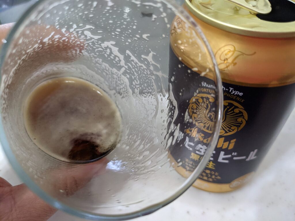 残り1割程のグラスに入った「アサヒ生ビール黒生」