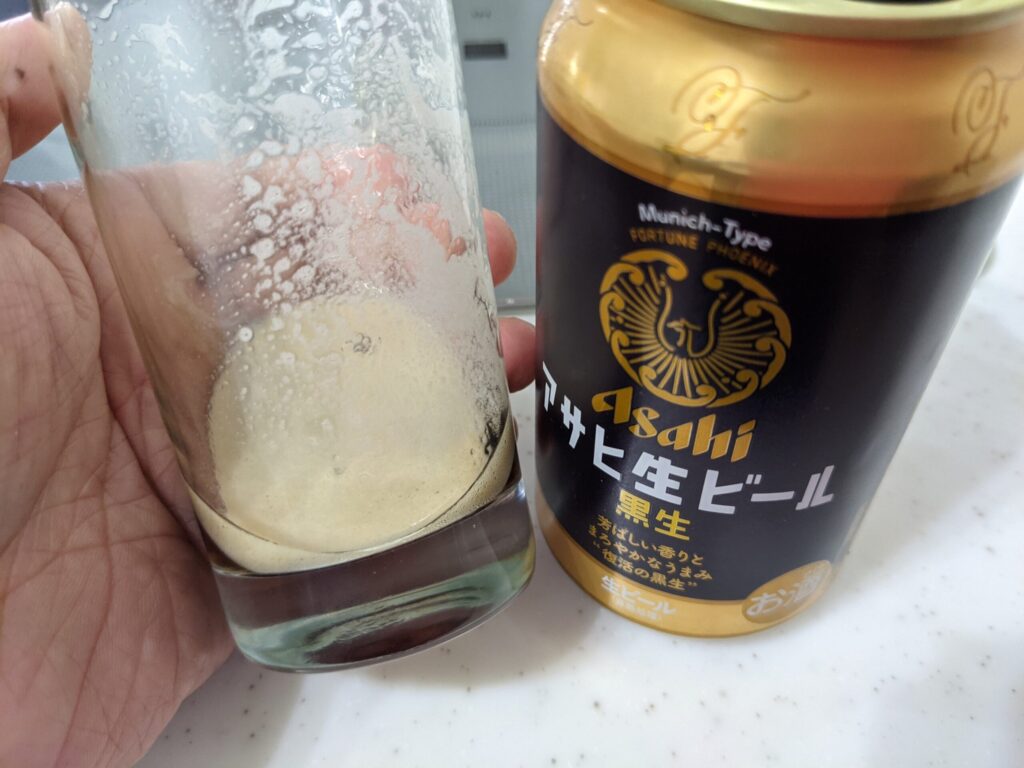 残りわずかのグラスに入った「アサヒ生ビール黒生」