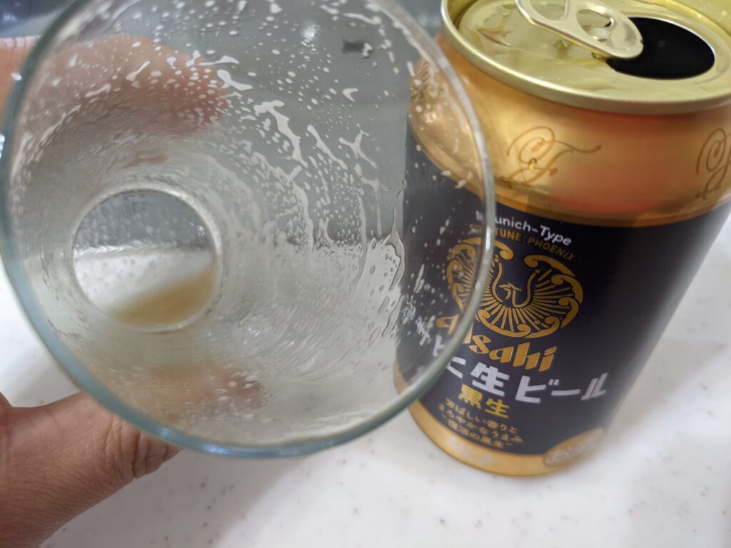 「アサヒ生ビール黒生」が飲み終わたグラス