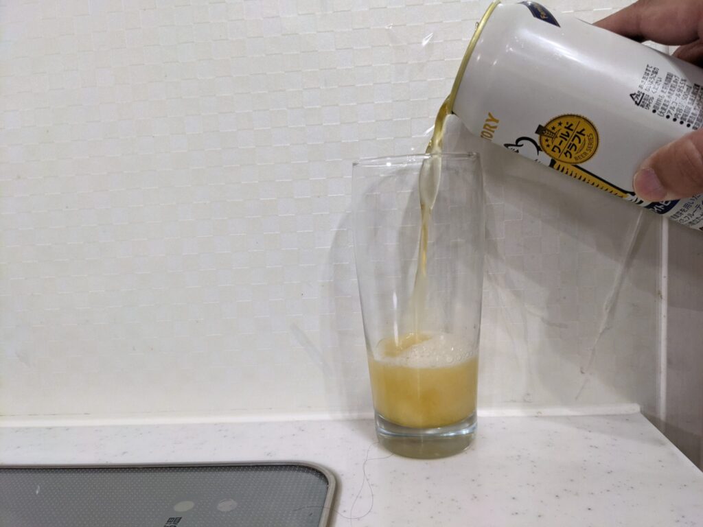 グラスに缶の「ワールドクラフト無濾過ホワイトビール」を注いだところ
