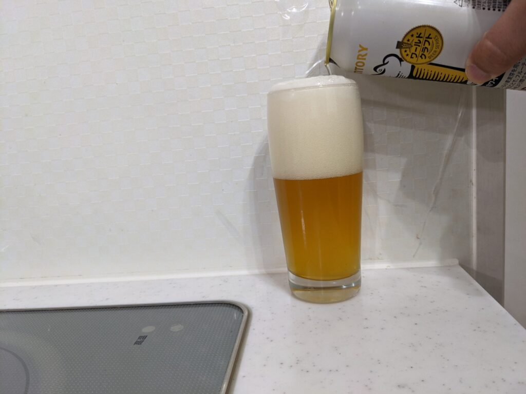 グラスいっぱに「ワールドクラフト無濾過ホワイトビール」を注いだところ