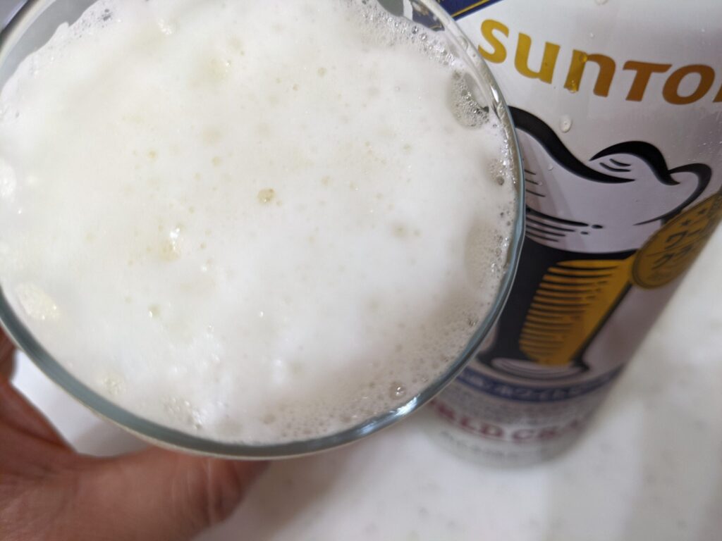 「ワールドクラフト無濾過ホワイトビール」を飲むところ