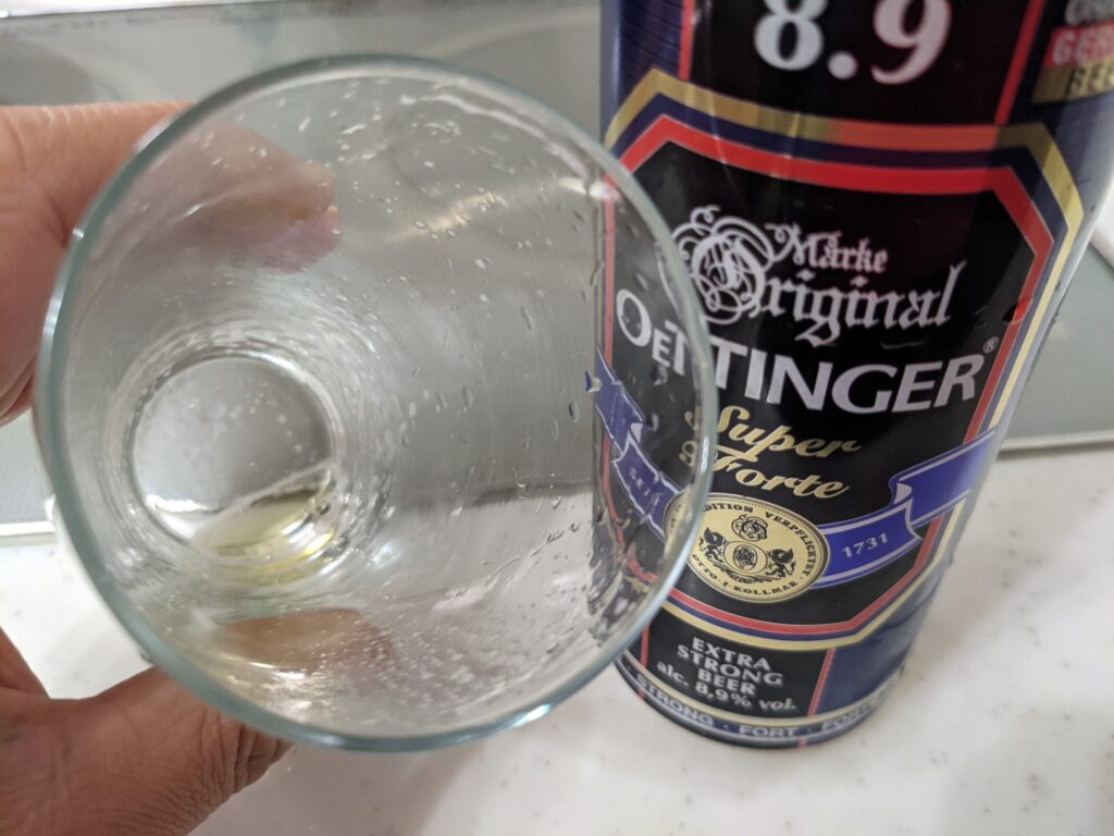 グラスに注がれた「エッティンガースーパーストロング」を飲みほしたところ