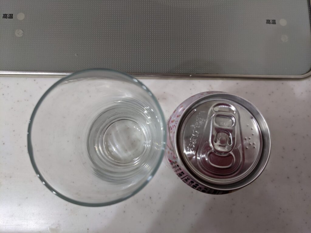 上から見たグラスと缶の「網走ビール桜ドラフト」
