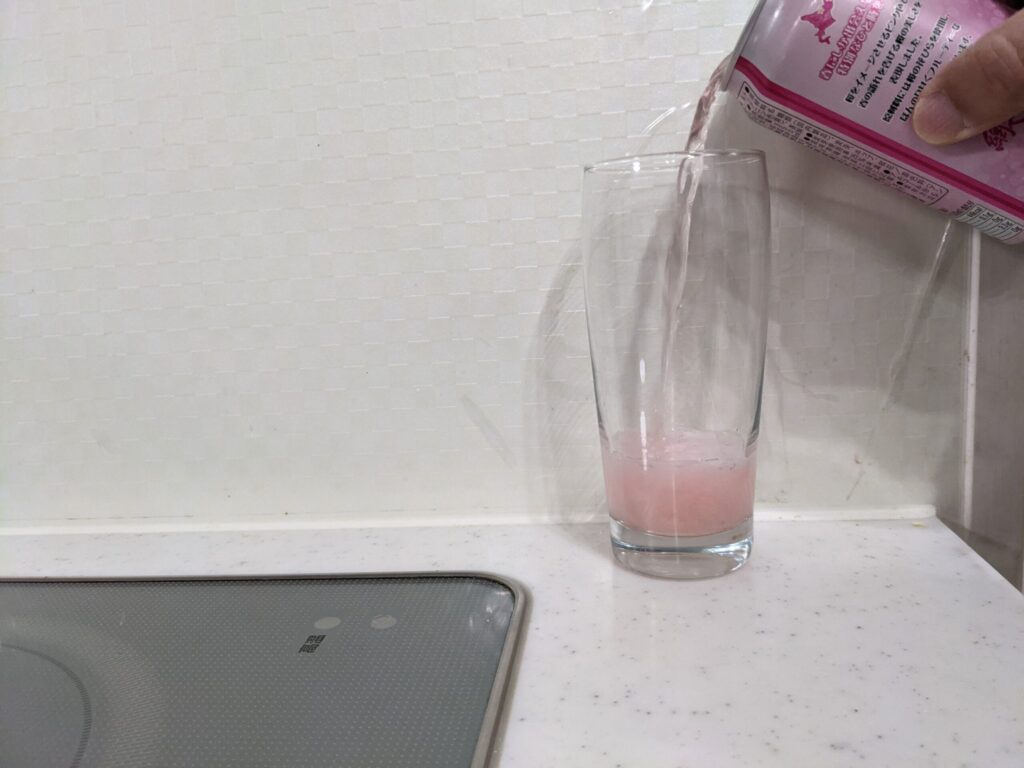 グラスに缶の「網走ビール桜ドラフト」を注いだところ