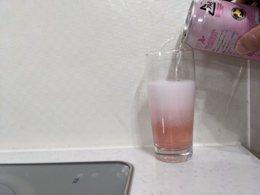 グラス半分程に「網走ビール桜ドラフト」を注いだところ