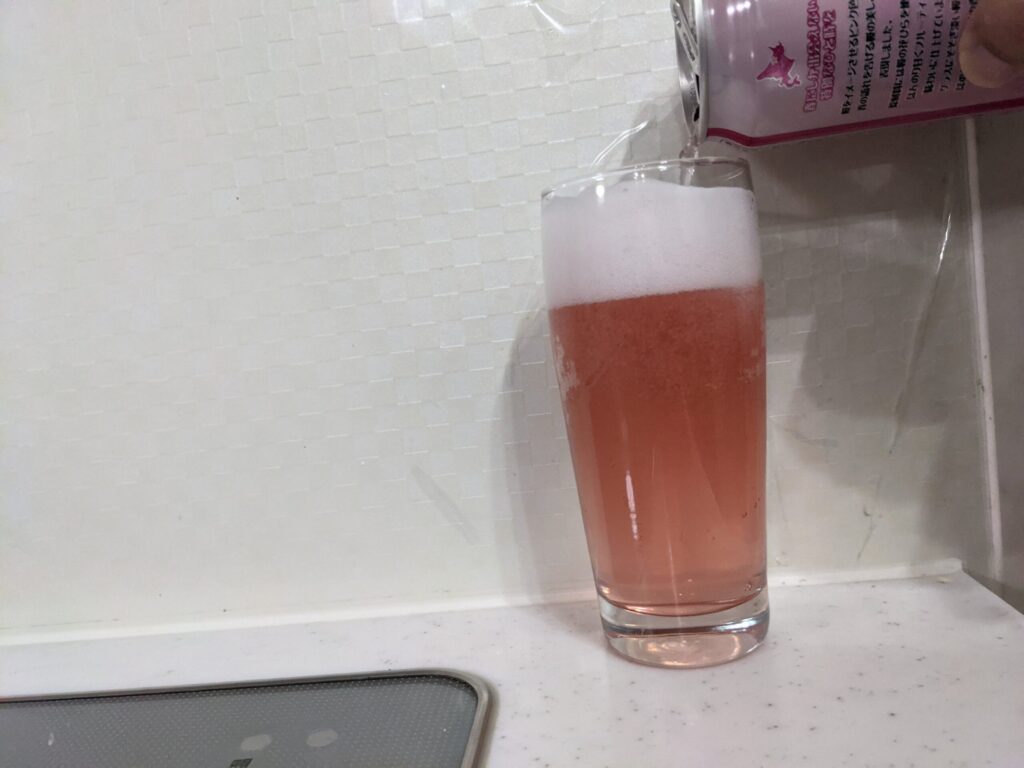 グラス9割程に「網走ビール桜ドラフト」を注いだところ