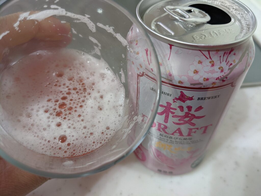 残り6割程のグラスに入った「網走ビール桜ドラフト」