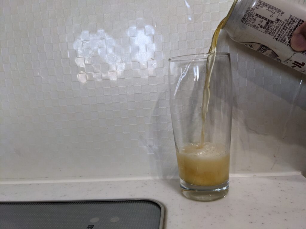グラスに缶の「サッポロサクラビール」を注いだところ
