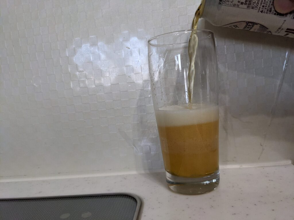 グラスに3割程「サッポロサクラビール」を注いだところ