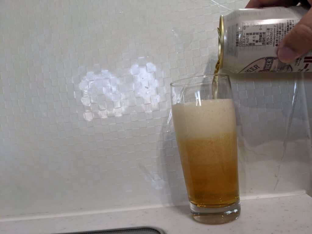 グラスに「サッポロサクラビール」を7割程注いだところ