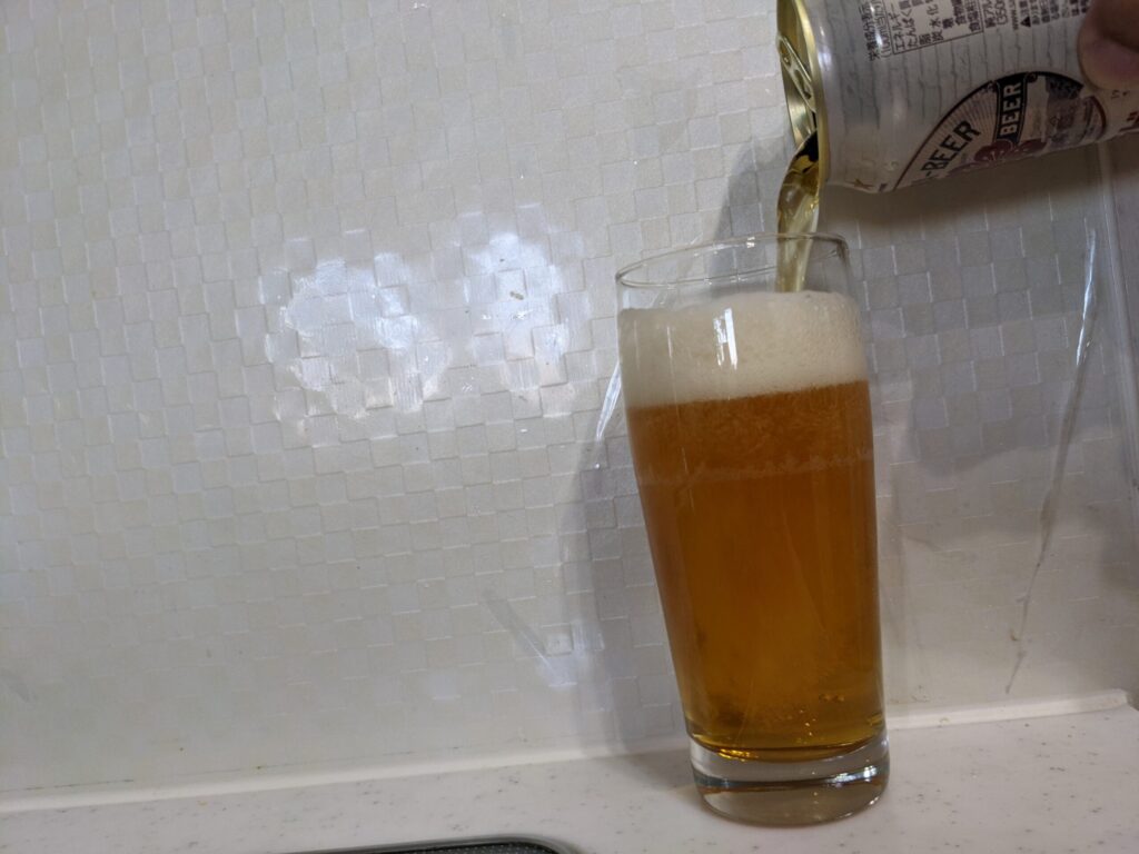 グラスに「サッポロサクラビール」を9割程注いだところ