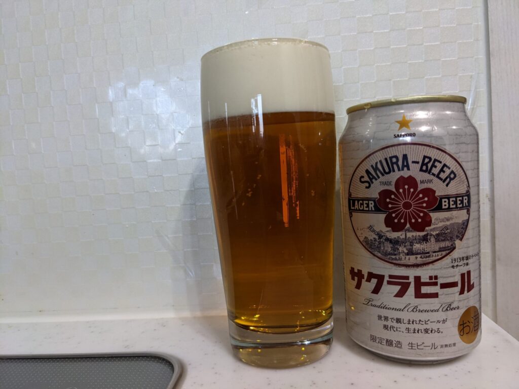 泡の出が収まった「サッポロサクラビール」とその缶
