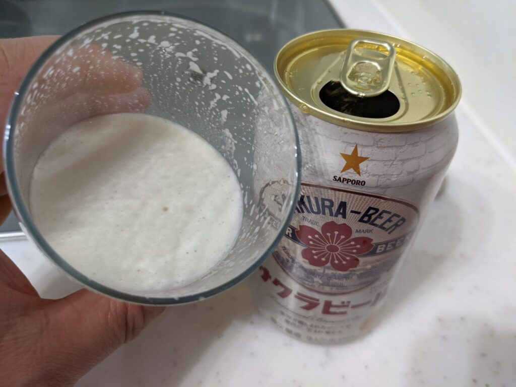残り6割程のグラスに入った「サッポロサクラビール」