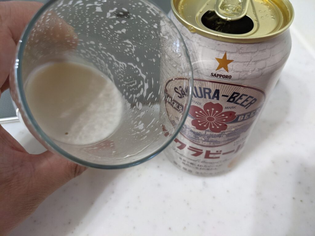 残り少なく泡がほとんどの「サッポロサクラビール」