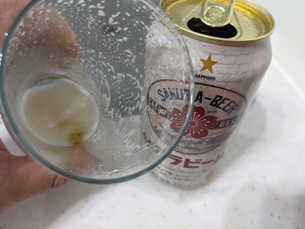 残り2口程のグラスに入った「サッポロサクラビール」