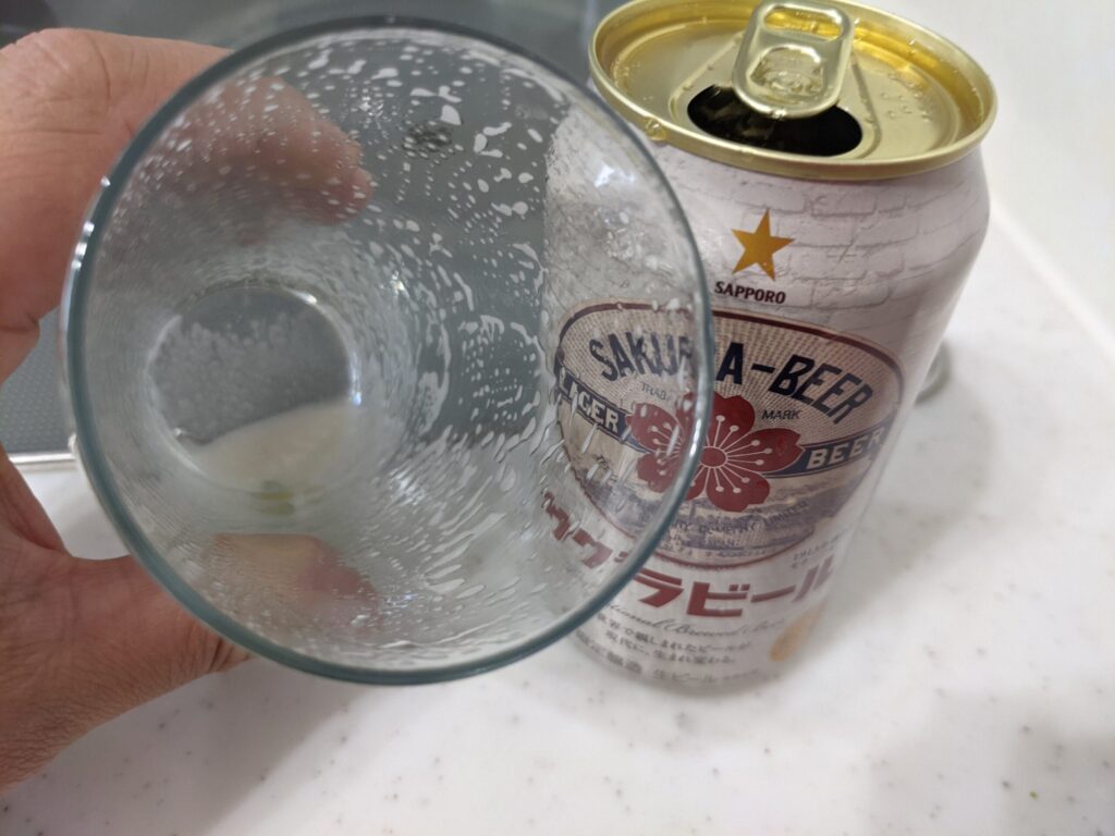 「サッポロサクラビール」が入ったグラスを飲み終えたところ