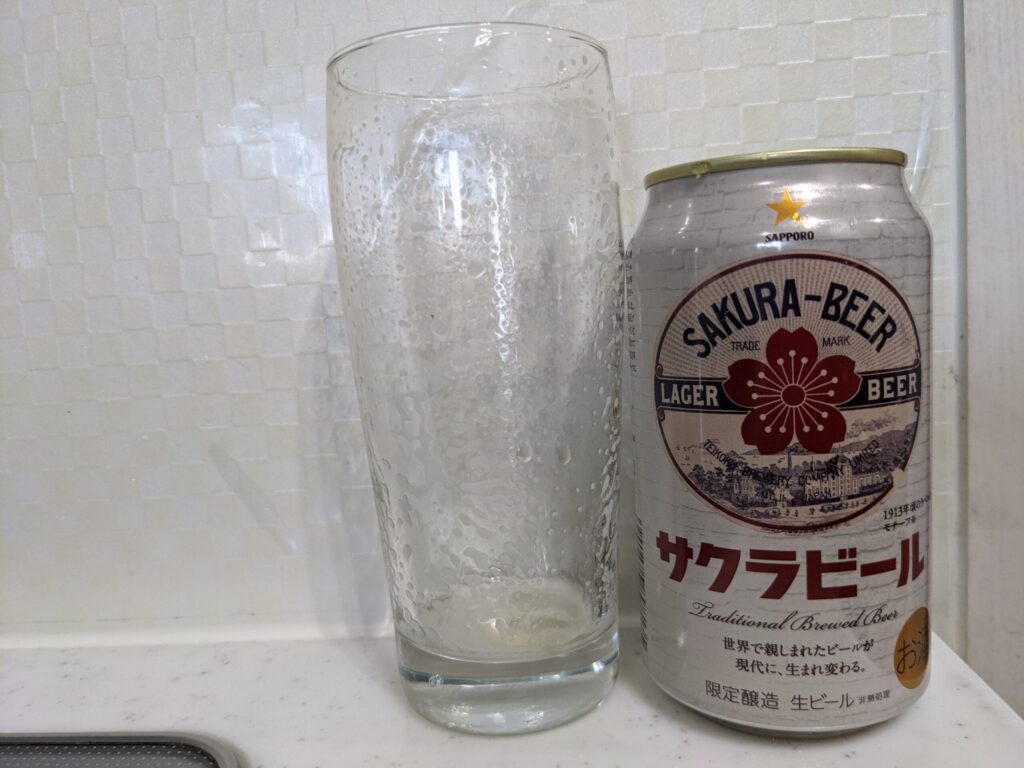 飲み終えた「サッポロサクラビール」のグラスとその空き缶
