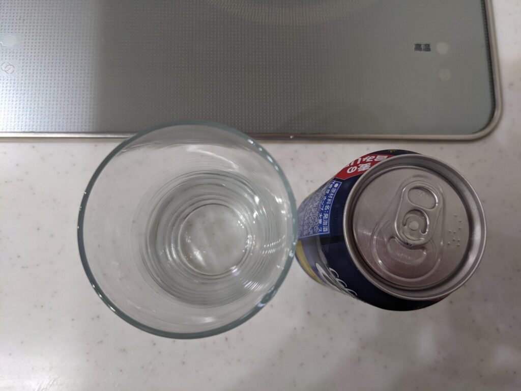 上から見たグラスと缶の「ジェントプラス」
