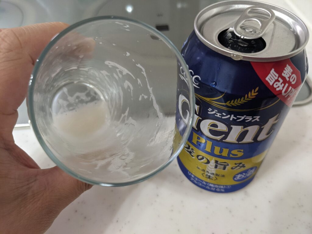 「ジェントプラス」を飲み終えたグラスを手で持っているところ