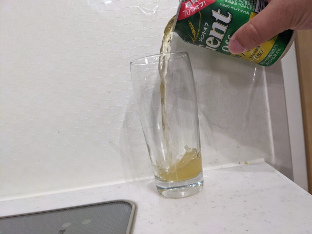 グラスに缶の「ジェントオフ」を注いだところ