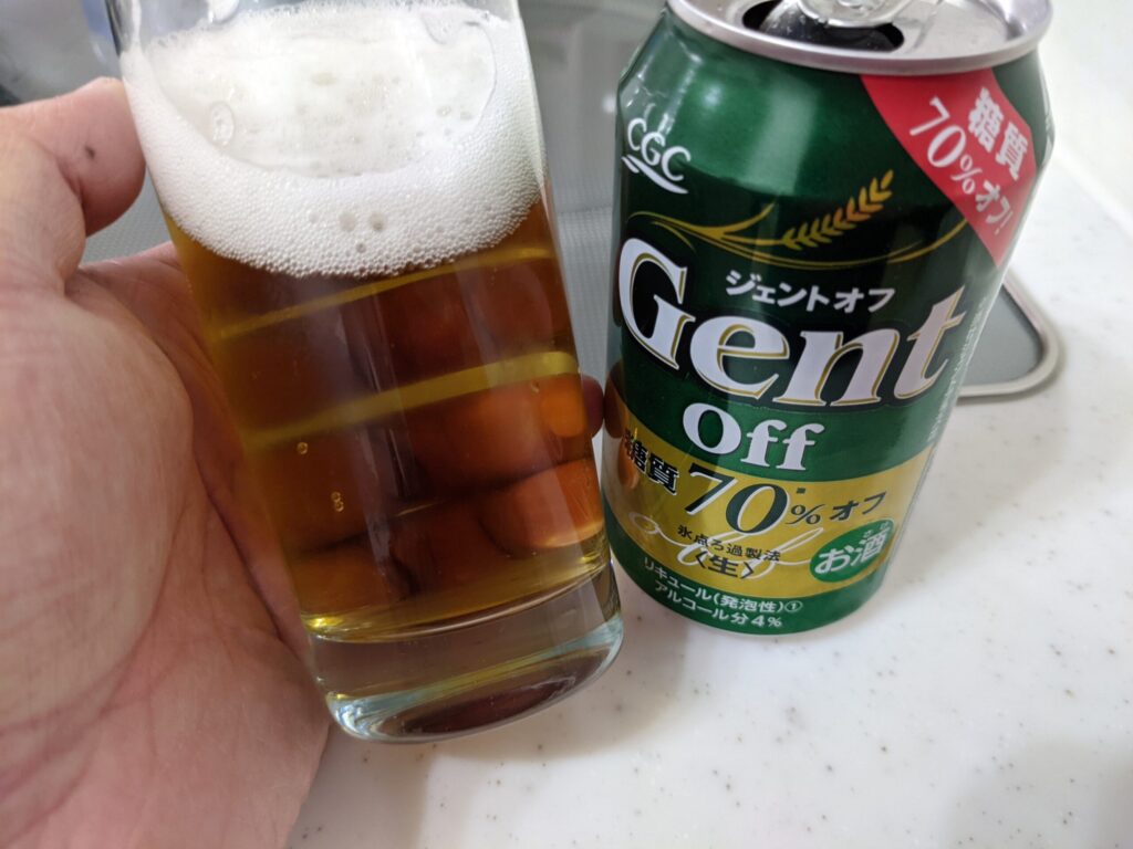 「ジェントオフ」が入ったグラスを傾けているところ