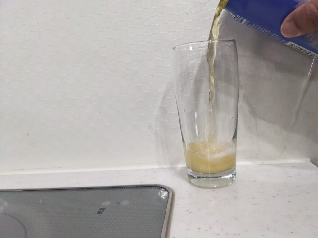グラスに缶の「軽井沢ビール桜花爛漫プレミアム」を注いだところ