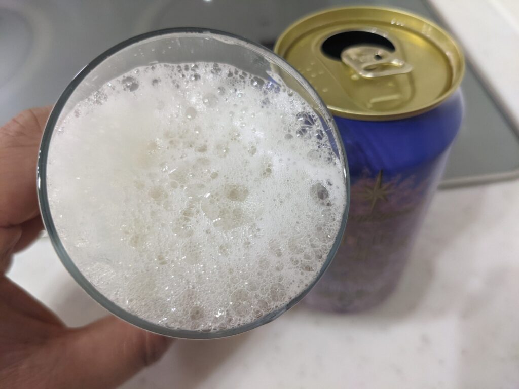 「軽井沢ビール桜花爛漫プレミアム」を飲むところ