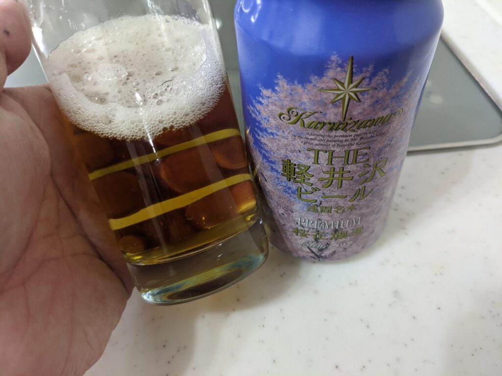 残り4割程のグラスに入った「軽井沢ビール桜花爛漫プレミアム」