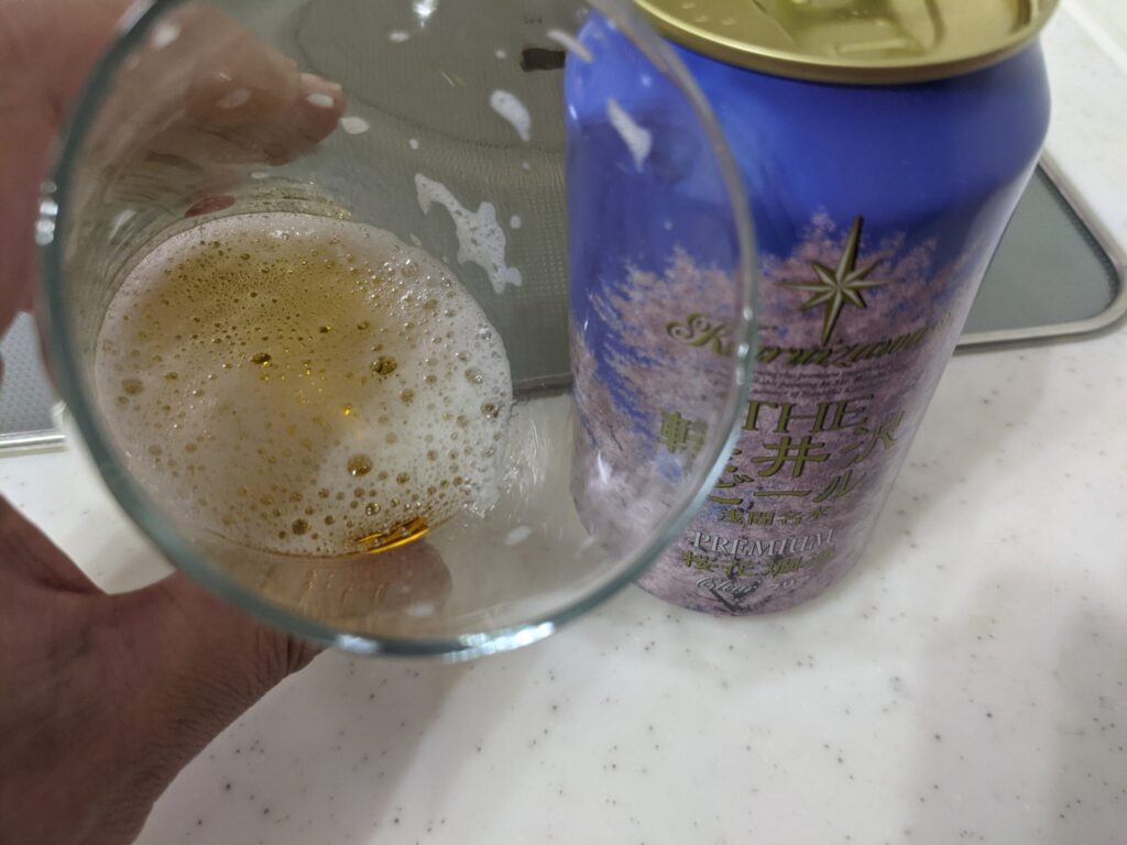 残り2割程のグラスに入った「軽井沢ビール桜花爛漫プレミアム」