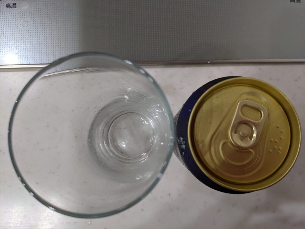 上から見たグラスと缶の「ハーロックのギャラクシーIPA」
