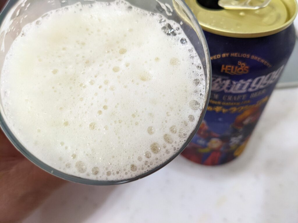 「ハーロックのギャラクシーIPA」を飲むところ