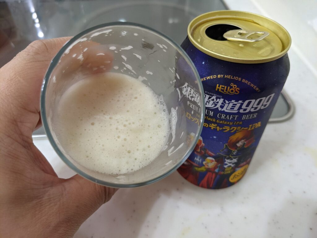 残り半分程のグラスに入った「ハーロックのギャラクシーIPA」